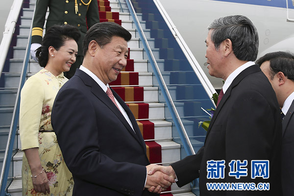 11月5日，中共中央總書記、國家主席習(xí)近平抵達(dá)越南首都河內(nèi)，開始對越南進(jìn)行國事訪問。這是越南高級官員到機(jī)場迎接習(xí)近平和夫人彭麗媛。新華社記者蘭紅光攝 