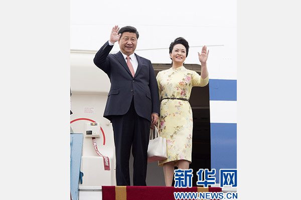 11月5日，中共中央總書記、國家主席習(xí)近平抵達(dá)越南首都河內(nèi)，開始對越南進(jìn)行國事訪問。這是習(xí)近平和夫人彭麗媛步出艙門向歡迎人群揮手致意。新華社記者 李學(xué)仁 攝
