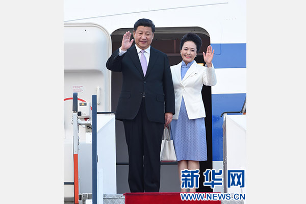 11月6日，國家主席習(xí)近平抵達(dá)新加坡，開始對新加坡進(jìn)行國事訪問。這是習(xí)近平和夫人彭麗媛步出艙門。 新華社記者張鐸攝