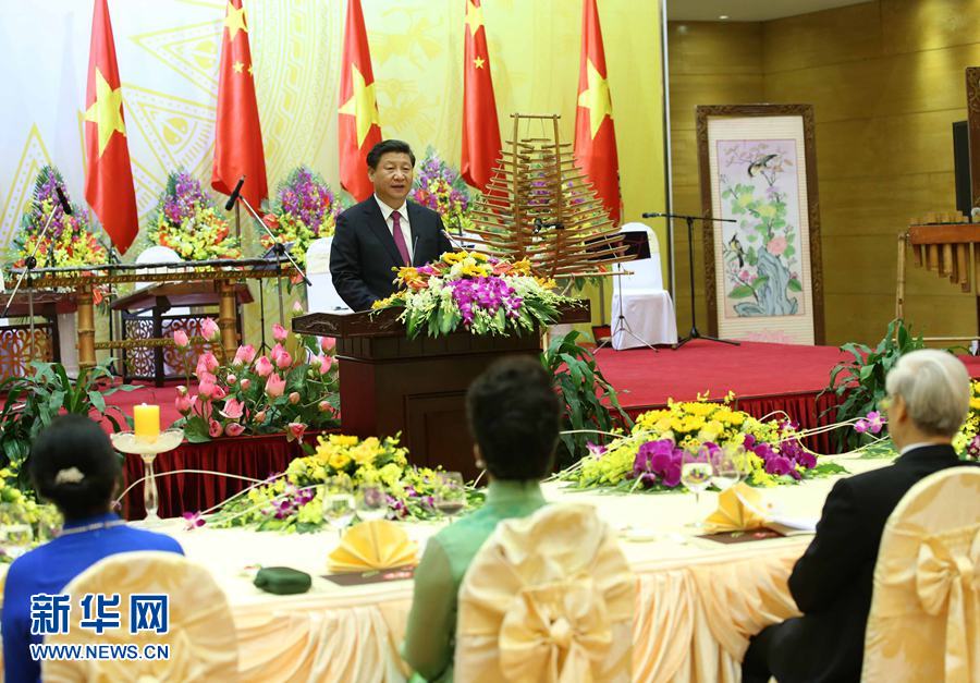 11月5日，中共中央總書記、國家主席習近平和夫人彭麗媛出席越共中央總書記阮富仲和越南國家主席張晉創(chuàng)在河內(nèi)國際會議中心舉行的盛大歡迎晚宴。新華社記者 龐興雷 攝 