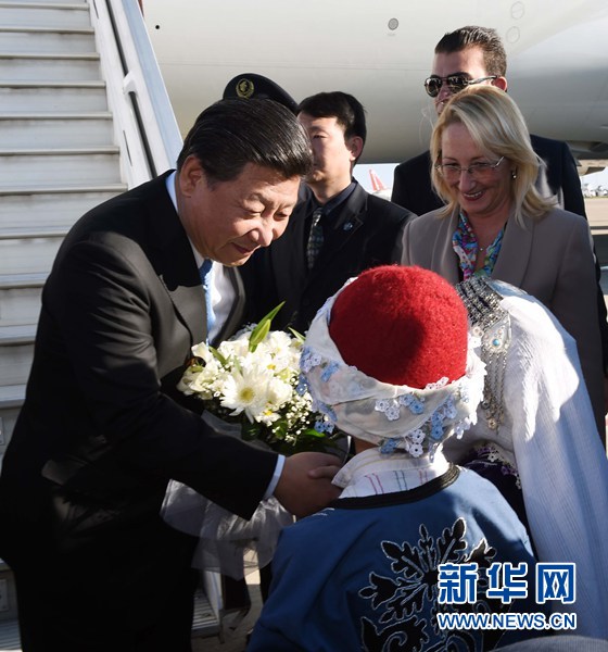 11月14日，國家主席習(xí)近平抵達(dá)土耳其安塔利亞，應(yīng)土耳其共和國總統(tǒng)埃爾多安邀請，出席二十國集團(tuán)領(lǐng)導(dǎo)人第十次峰會(huì)。這是土耳其兒童向習(xí)近平主席獻(xiàn)花。新華社記者 饒愛民 攝 