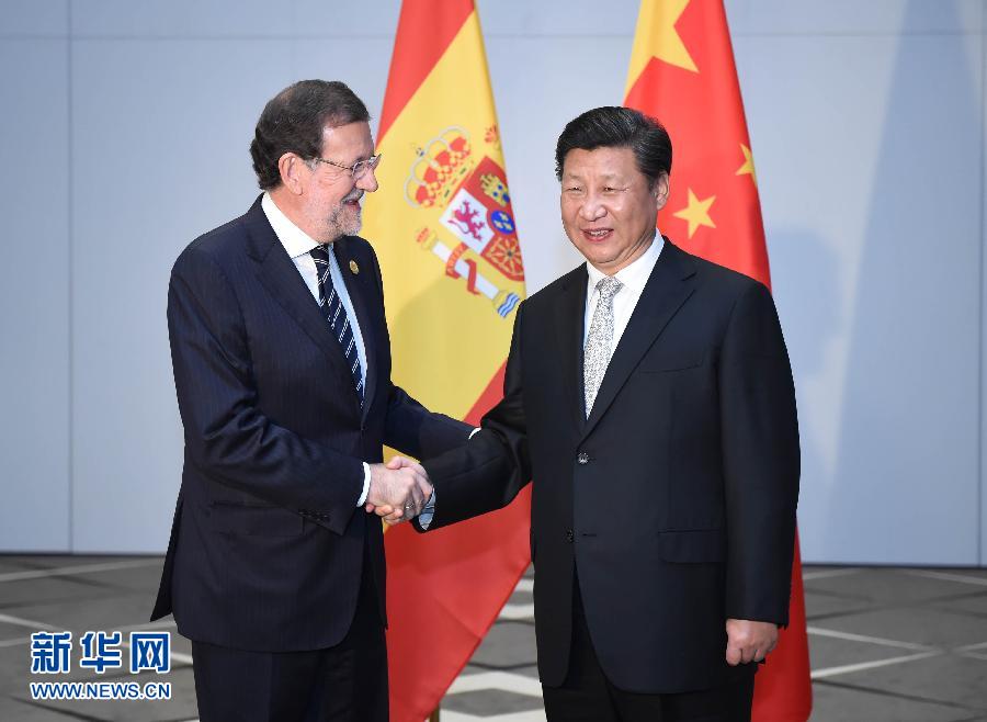 11月16日，國(guó)家主席習(xí)近平在土耳其安塔利亞會(huì)見(jiàn)西班牙首相拉霍伊。 新華社記者 張鐸 攝