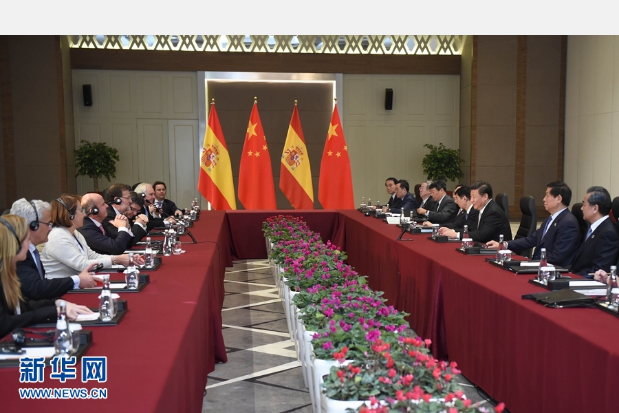 11月16日，國(guó)家主席習(xí)近平在土耳其安塔利亞會(huì)見(jiàn)西班牙首相拉霍伊。 新華社記者 張鐸 攝