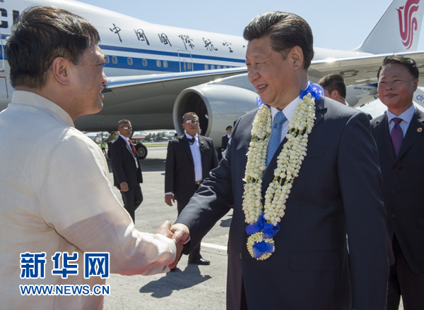 11月17日，國家主席習(xí)近平抵達(dá)菲律賓首都馬尼拉尼諾·阿基諾國際機場，出席即將舉行的亞太經(jīng)合組織第二十三次領(lǐng)導(dǎo)人非正式會議。菲律賓高級官員到機場迎接習(xí)近平主席。新華社記者李學(xué)仁攝