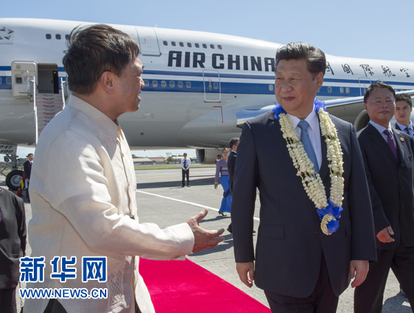 11月17日，國家主席習(xí)近平抵達(dá)菲律賓首都馬尼拉尼諾·阿基諾國際機場，出席即將舉行的亞太經(jīng)合組織第二十三次領(lǐng)導(dǎo)人非正式會議。菲律賓高級官員到機場迎接習(xí)近平主席。新華社記者李學(xué)仁攝