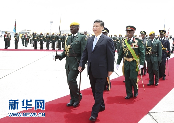 12月1日，中國國家主席習(xí)近平乘專機(jī)抵達(dá)津巴布韋首都哈拉雷，開始對(duì)津巴布韋進(jìn)行國事訪問。津巴布韋總統(tǒng)穆加貝在機(jī)場舉行隆重歡迎儀式。這是習(xí)近平檢閱儀仗隊(duì)。新華社記者 黃敬文 攝 