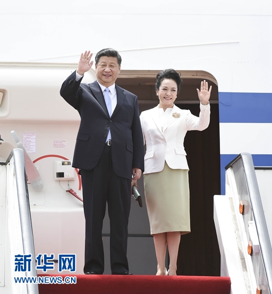 12月1日，中國國家主席習(xí)近平乘專機(jī)抵達(dá)津巴布韋首都哈拉雷，開始對(duì)津巴布韋進(jìn)行國事訪問。津巴布韋總統(tǒng)穆加貝在機(jī)場舉行隆重歡迎儀式。這是習(xí)近平和夫人彭麗媛向歡迎人群揮手致意。新華社記者 謝環(huán)馳 攝 