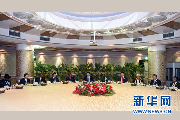 12月4日，國(guó)家主席習(xí)近平在約翰內(nèi)斯堡集體會(huì)見(jiàn)13位非洲國(guó)家領(lǐng)導(dǎo)人。 新華社記者 謝環(huán)馳 攝