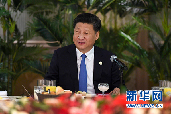 12月4日，國(guó)家主席習(xí)近平在約翰內(nèi)斯堡集體會(huì)見(jiàn)13位非洲國(guó)家領(lǐng)導(dǎo)人。 新華社記者 謝環(huán)馳 攝