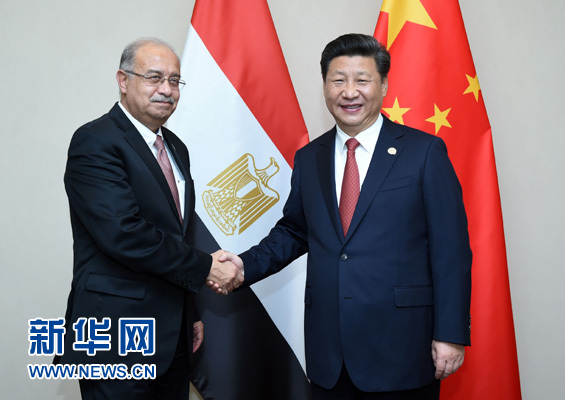 12月4日，國(guó)家主席習(xí)近平在約翰內(nèi)斯堡會(huì)見(jiàn)埃及總理伊斯梅爾。新華社記者 張鐸 攝 