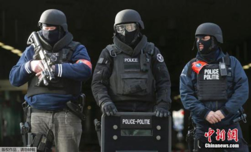 布魯塞爾全副武裝的警察。