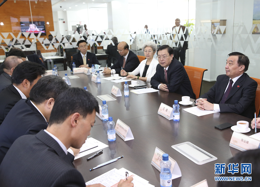 這是3月25日，張德江在肯尼亞首都內(nèi)羅畢考察中央電視臺非洲分臺并接見中央媒體駐非洲機構(gòu)負責人。 新華社記者馬占成攝