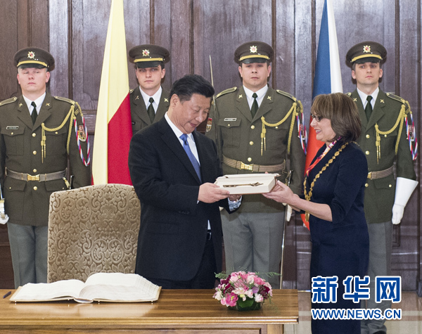 當(dāng)?shù)貢r間3月29日，國家主席習(xí)近平在捷克布拉格會見布拉格市長科爾娜喬娃，并接受科爾娜喬娃代表該市贈予的城市鑰匙。 新華社記者 王曄 攝