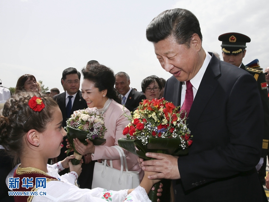  6月17日，國家主席習(xí)近平乘專機抵達(dá)貝爾格萊德，開始對塞爾維亞共和國進行國事訪問。塞爾維亞少年兒童向習(xí)近平和夫人彭麗媛獻上鮮花。新華社記者 蘭紅光 攝 