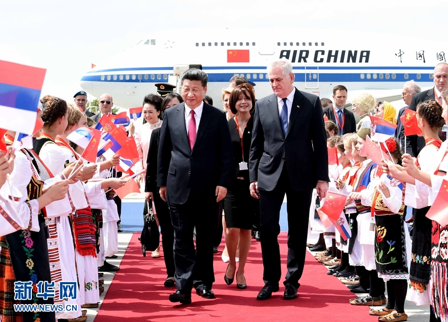 6月17日，國家主席習(xí)近平乘專機抵達(dá)貝爾格萊德，開始對塞爾維亞共和國進行國事訪問。習(xí)近平和夫人彭麗媛在機場受到塞爾維亞總統(tǒng)尼科利奇夫婦的熱情迎接。新華社記者 饒愛民 攝