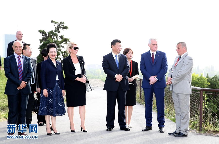 6月17日，中國(guó)國(guó)家主席習(xí)近平和夫人彭麗媛在塞爾維亞總統(tǒng)尼科利奇夫婦陪同下參觀具有悠久歷史的貝爾格萊德卡萊梅格丹公園。 新華社記者 馬占成 攝