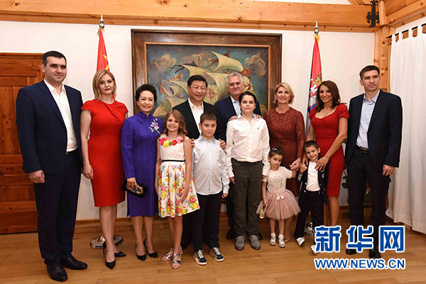 當?shù)貢r間6月17日，國家主席習近平同塞爾維亞總統(tǒng)尼科利奇在貝爾格萊德舉行會晤。這是習近平和夫人彭麗媛同尼科利奇夫婦及家人在和平別墅合影。新華社記者饒愛民攝