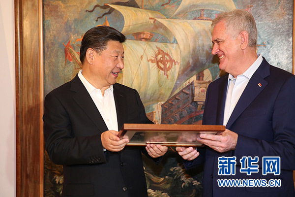當?shù)貢r間6月17日，國家主席習近平同塞爾維亞總統(tǒng)尼科利奇在貝爾格萊德舉行會晤。這是尼科利奇向習近平贈送紀念品。新華社記者饒愛民攝