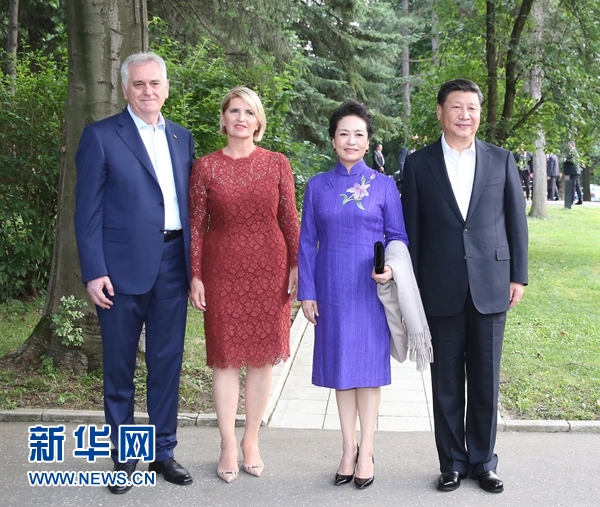 當?shù)貢r間6月17日，國家主席習近平同塞爾維亞總統(tǒng)尼科利奇在貝爾格萊德舉行會晤。這是習近平和夫人彭麗媛同尼科利奇夫婦在和平別墅合影。新華社記者 丁林 攝