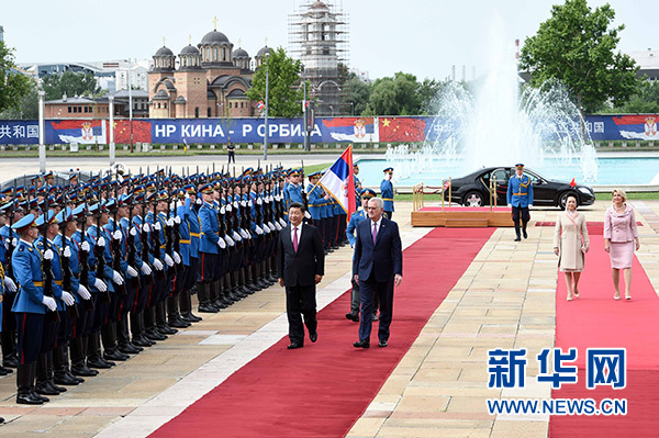 6月18日，國(guó)家主席習(xí)近平出席塞爾維亞總統(tǒng)尼科利奇在貝爾格萊德舉行的隆重歡迎儀式。 新華社記者饒愛(ài)民攝