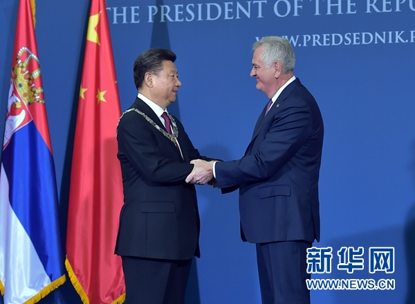 6月18日，國家主席習近平在貝爾格萊德同塞爾維亞總統(tǒng)尼科利奇舉行會談。會談后，尼科利奇向習近平授予塞爾維亞最高級別勛章“共和國一級榮譽勛章”，感謝習近平為中塞關系發(fā)展作出的杰出貢獻。新華社記者 李濤 攝 