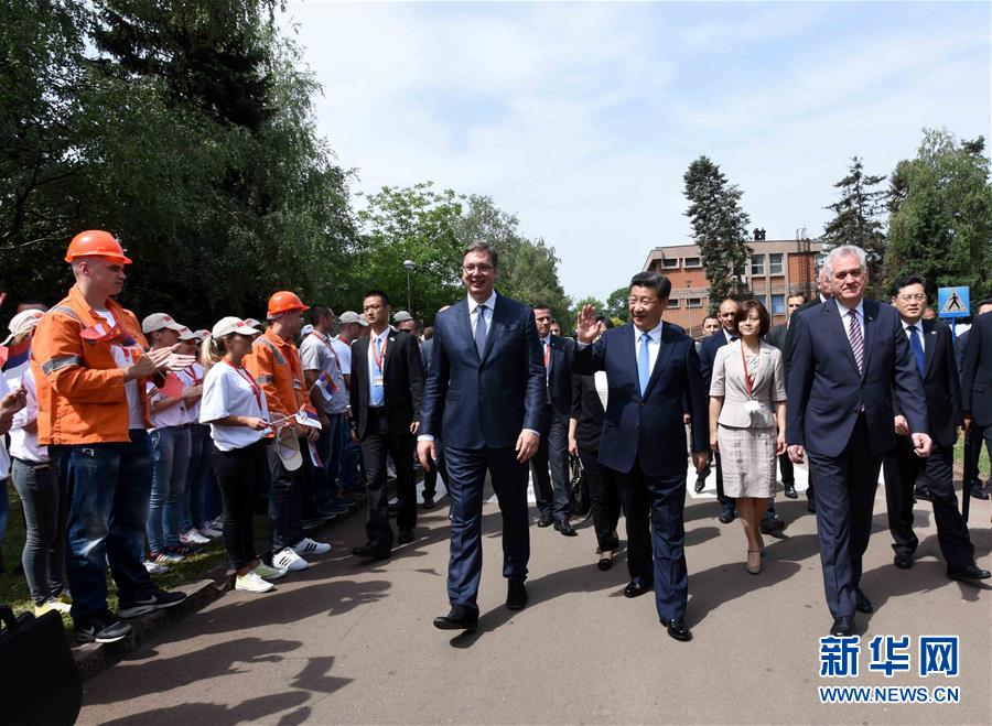 6月19日上午，國家主席習近平在貝爾格萊德參觀河鋼集團塞爾維亞斯梅代雷沃鋼廠。習近平抵達時，塞爾維亞總統(tǒng)尼科利奇、總理武契奇在停車處熱情迎接。鋼廠工人和家屬、當?shù)厥忻駭?shù)千人夾道歡迎。新華社記者 饒愛民 攝