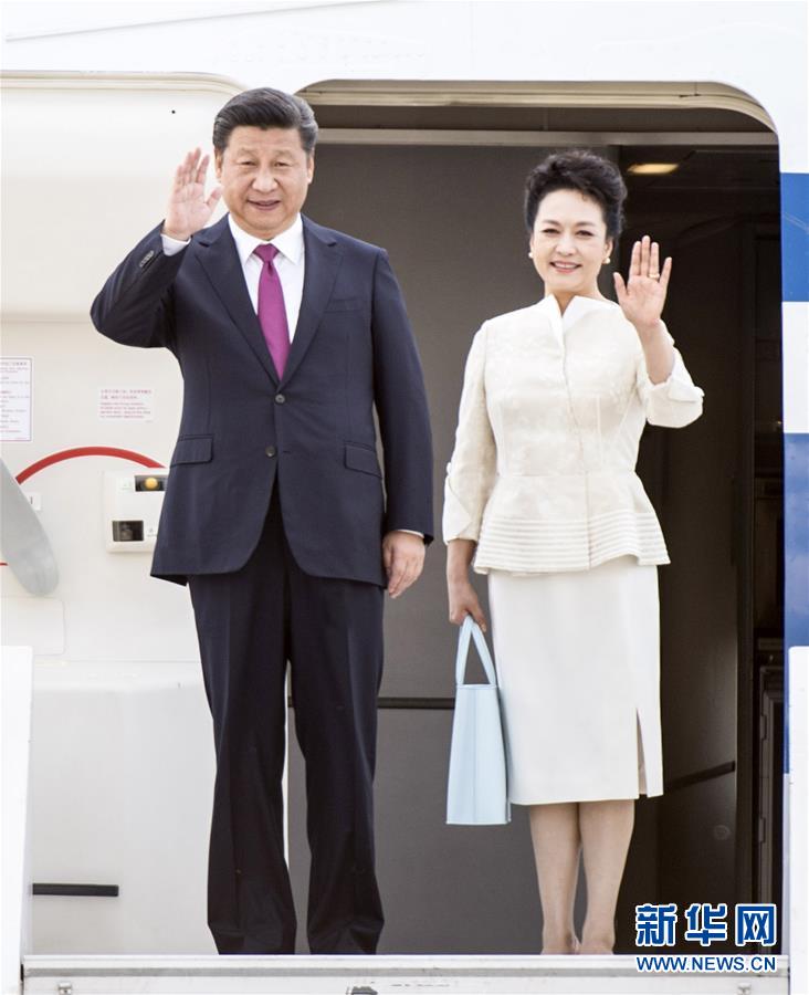 6月19日，國(guó)家主席習(xí)近平抵達(dá)華沙，開(kāi)始對(duì)波蘭共和國(guó)進(jìn)行國(guó)事訪問(wèn)。這是習(xí)近平和夫人彭麗媛步出艙門(mén)。 新華社記者 謝環(huán)馳 攝 