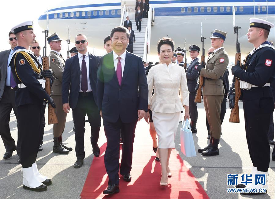 6月19日，國(guó)家主席習(xí)近平抵達(dá)華沙，開(kāi)始對(duì)波蘭共和國(guó)進(jìn)行國(guó)事訪問(wèn)。這是習(xí)近平和夫人彭麗媛走下飛機(jī)。 新華社記者 饒愛(ài)民 攝