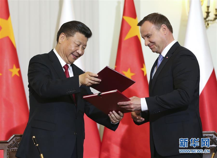 6月20日，國(guó)家主席習(xí)近平在華沙同波蘭總統(tǒng)杜達(dá)舉行會(huì)談。這是會(huì)談后，兩國(guó)元首共同簽署《中華人民共和國(guó)和波蘭共和國(guó)關(guān)于建立全面戰(zhàn)略伙伴關(guān)系的聯(lián)合聲明》。新華社記者蘭紅光攝
