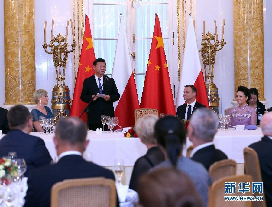 6月20日，國家主席習(xí)近平出席波蘭總統(tǒng)杜達(dá)在華沙王宮舉行的盛大歡迎晚宴。 新華社記者 劉衛(wèi)兵 攝