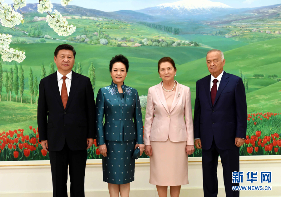 6月22日，國家主席習(xí)近平在塔什干庫克薩萊國賓館同烏茲別克斯坦總統(tǒng)卡里莫夫舉行會談。會談前，習(xí)近平出席卡里莫夫舉行的歡迎儀式。習(xí)近平和夫人彭麗媛受到卡里莫夫和夫人卡里莫娃熱情迎接。新華社記者饒愛民攝