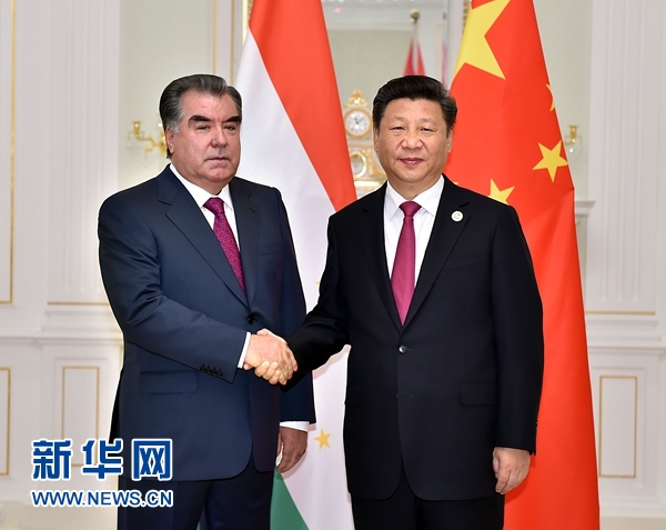 6月23日，國家主席習(xí)近平在塔什干會見塔吉克斯坦總統(tǒng)拉赫蒙。新華社記者李濤攝
