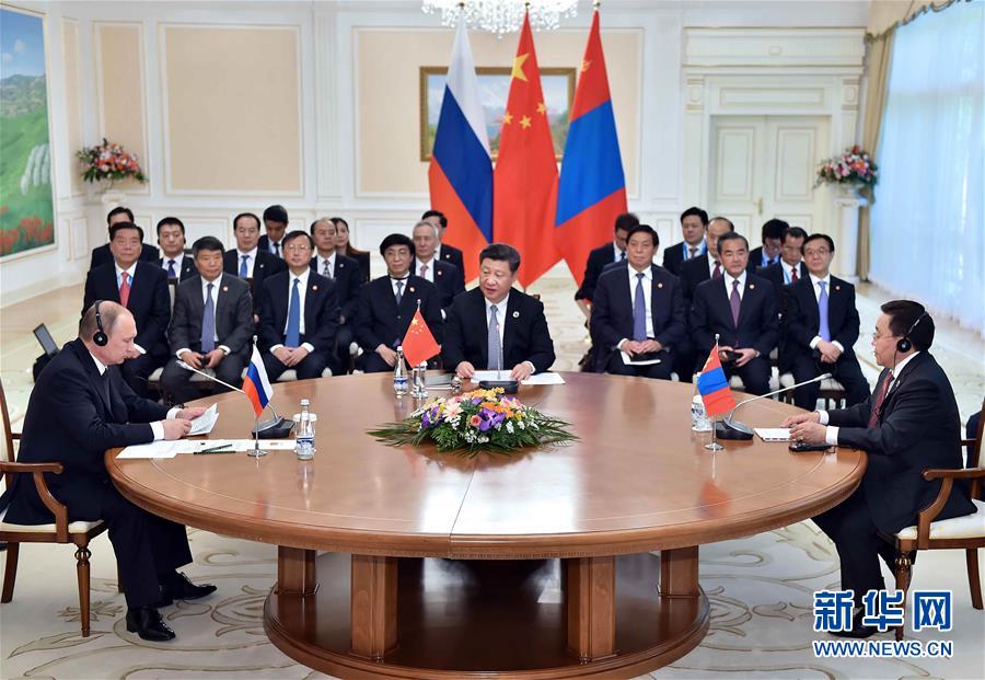 6月23日，國(guó)家主席習(xí)近平在烏茲別克斯坦塔什干同俄羅斯總統(tǒng)普京、蒙古國(guó)總統(tǒng)額勒貝格道爾吉舉行中俄蒙元首第三次會(huì)晤。習(xí)近平主持會(huì)晤。新華社記者李濤攝