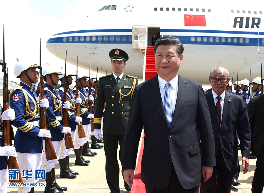 10月13日，國(guó)家主席習(xí)近平乘專(zhuān)機(jī)抵達(dá)金邊國(guó)際機(jī)場(chǎng)，開(kāi)始對(duì)柬埔寨王國(guó)進(jìn)行國(guó)事訪(fǎng)問(wèn)。柬埔寨副首相兼王宮事務(wù)大臣貢桑奧親王和夏卡朋親王、阿倫公主等在舷梯旁熱情迎接習(xí)近平主席。新華社記者　謝環(huán)馳　攝