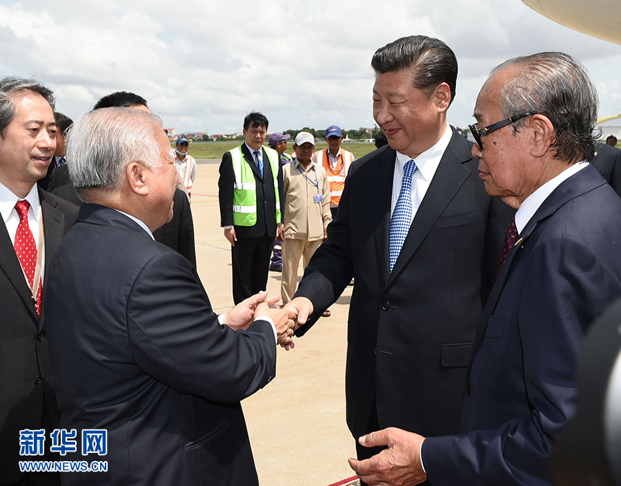 10月13日，國(guó)家主席習(xí)近平乘專(zhuān)機(jī)抵達(dá)金邊國(guó)際機(jī)場(chǎng)，開(kāi)始對(duì)柬埔寨王國(guó)進(jìn)行國(guó)事訪(fǎng)問(wèn)。柬埔寨副首相兼王宮事務(wù)大臣貢桑奧親王和夏卡朋親王、阿倫公主等在舷梯旁熱情迎接習(xí)近平主席。新華社記者　謝環(huán)馳　攝