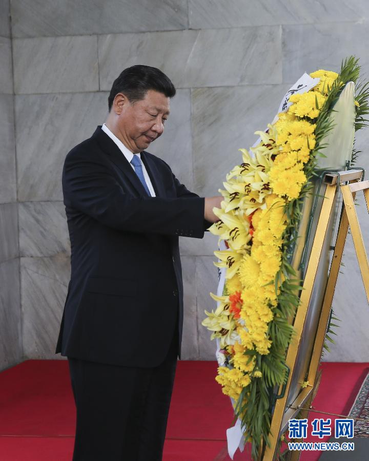 10月13日，國家主席習近平在金邊同柬埔寨首相洪森舉行會談。會談前，習近平向柬埔寨獨立紀念碑獻花圈。 新華社記者丁林攝 