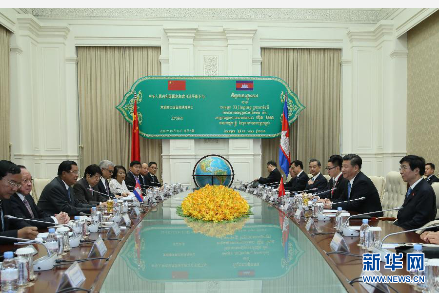 10月13日，國家主席習近平在金邊同柬埔寨首相洪森舉行會談。新華社記者蘭紅光攝 