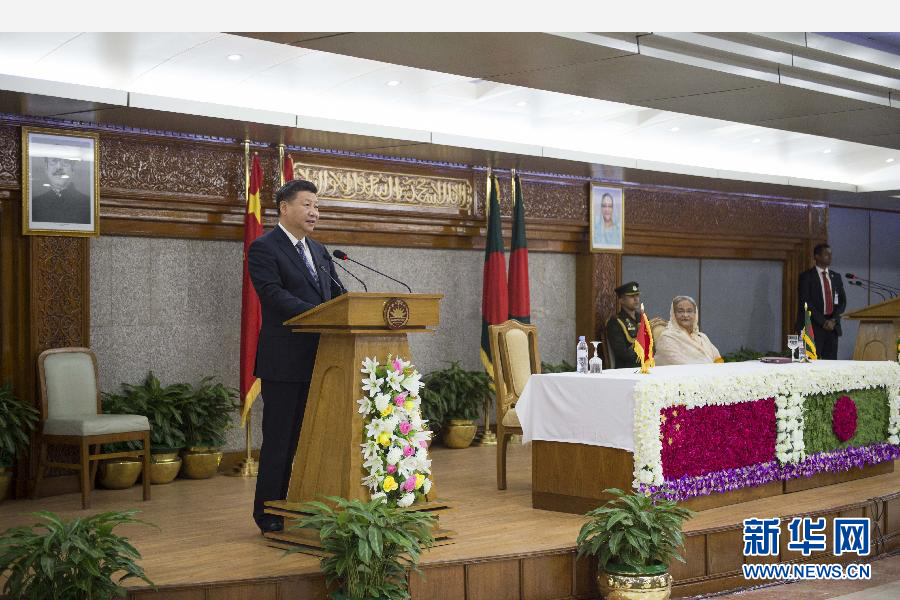 10月14日，國家主席習(xí)近平在達(dá)卡同孟加拉國總理哈西娜舉行會談。這是會談后，兩國領(lǐng)導(dǎo)人共同會見記者。 新華社記者謝環(huán)馳攝 