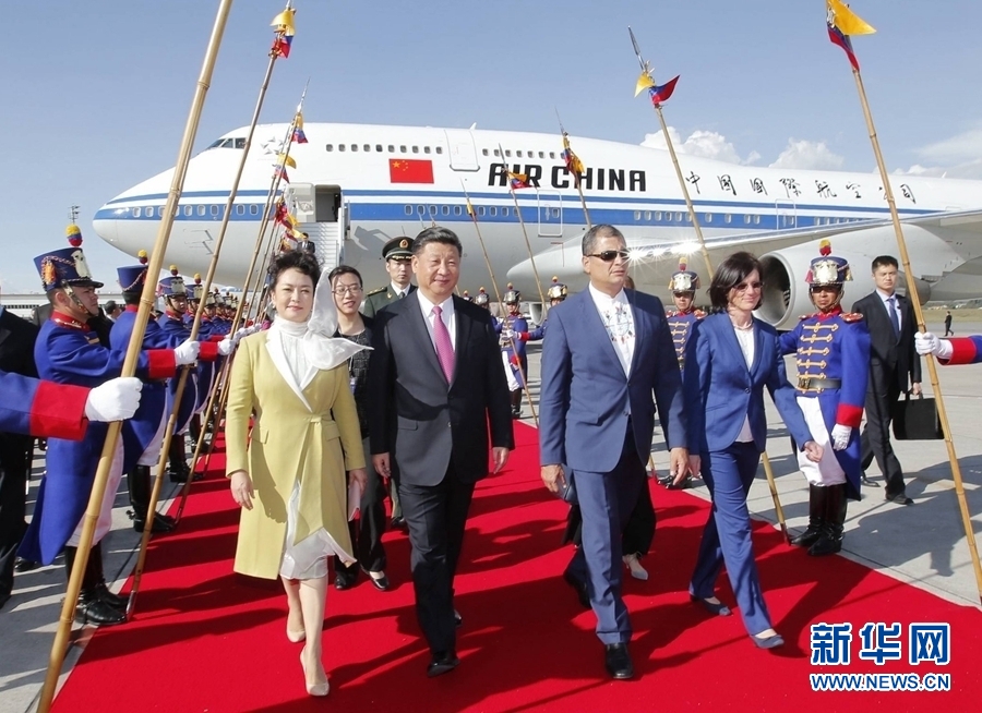 當(dāng)?shù)貢r間11月17日，國家主席習(xí)近平乘專機(jī)抵達(dá)基多，開始對厄瓜多爾共和國進(jìn)行國事訪問。厄瓜多爾總統(tǒng)科雷亞和夫人馬勒布等在機(jī)場熱情迎接習(xí)近平和夫人彭麗媛。新華社記者 鞠鵬 攝 