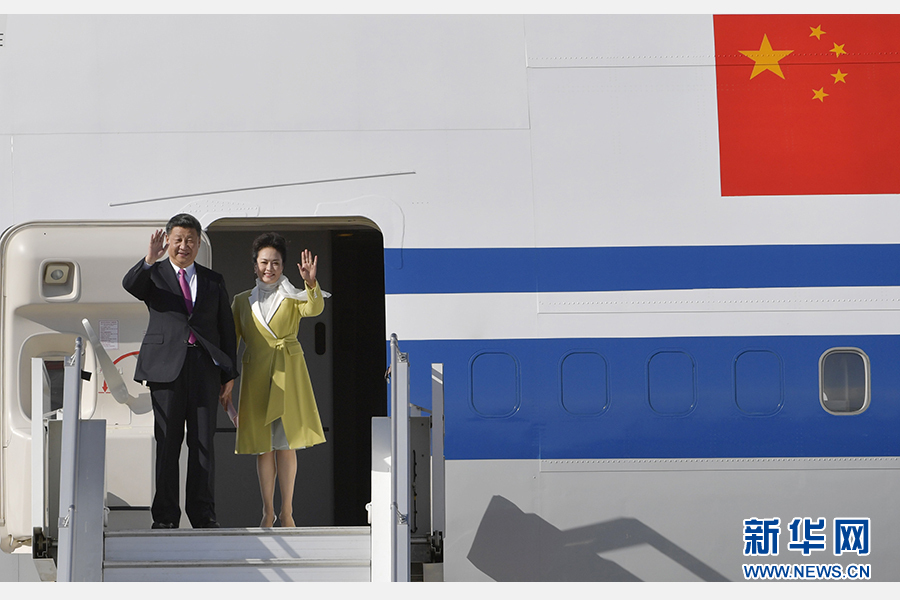 當(dāng)?shù)貢r間11月17日，國家主席習(xí)近平乘專機(jī)抵達(dá)基多，開始對厄瓜多爾共和國進(jìn)行國事訪問。這是習(xí)近平與夫人彭麗媛向歡迎人群揮手致意。新華社記者 王曄 攝 