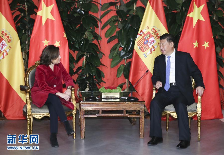 11月24日，國(guó)家主席習(xí)近平在西班牙大加那利島會(huì)見西班牙副首相薩恩斯。 新華社記者 蘭紅光 攝
