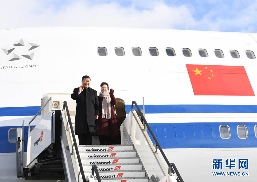 1月15日，國(guó)家主席習(xí)近平乘專(zhuān)機(jī)抵達(dá)蘇黎世，開(kāi)始對(duì)瑞士聯(lián)邦進(jìn)行國(guó)事訪問(wèn)。 這是習(xí)近平和夫人彭麗媛步出艙門(mén)。 新華社記者 饒愛(ài)民 攝