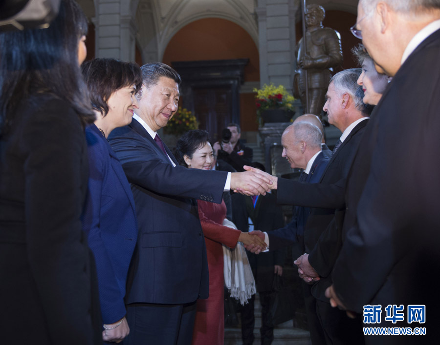 1月15日，國家主席習(xí)近平在伯爾尼出席瑞士聯(lián)邦委員會(huì)全體委員集體舉行的迎接儀式并致辭。 新華社記者 謝環(huán)馳 攝