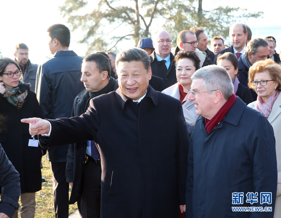1月18日，國家主席習(xí)近平在瑞士洛桑國際奧林匹克博物館會見國際奧林匹克委員會主席巴赫。這是會見后，習(xí)近平和夫人彭麗媛在巴赫主席夫婦陪同下，參觀國際奧林匹克博物館。新華社記者 姚大偉 攝