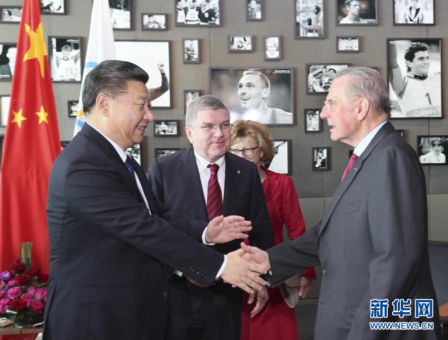 1月18日，國家主席習(xí)近平在瑞士洛桑國際奧林匹克博物館會見國際奧林匹克委員會主席巴赫。這是會見后，習(xí)近平與國際奧委會名譽主席羅格交談。新華社記者 蘭紅光 攝