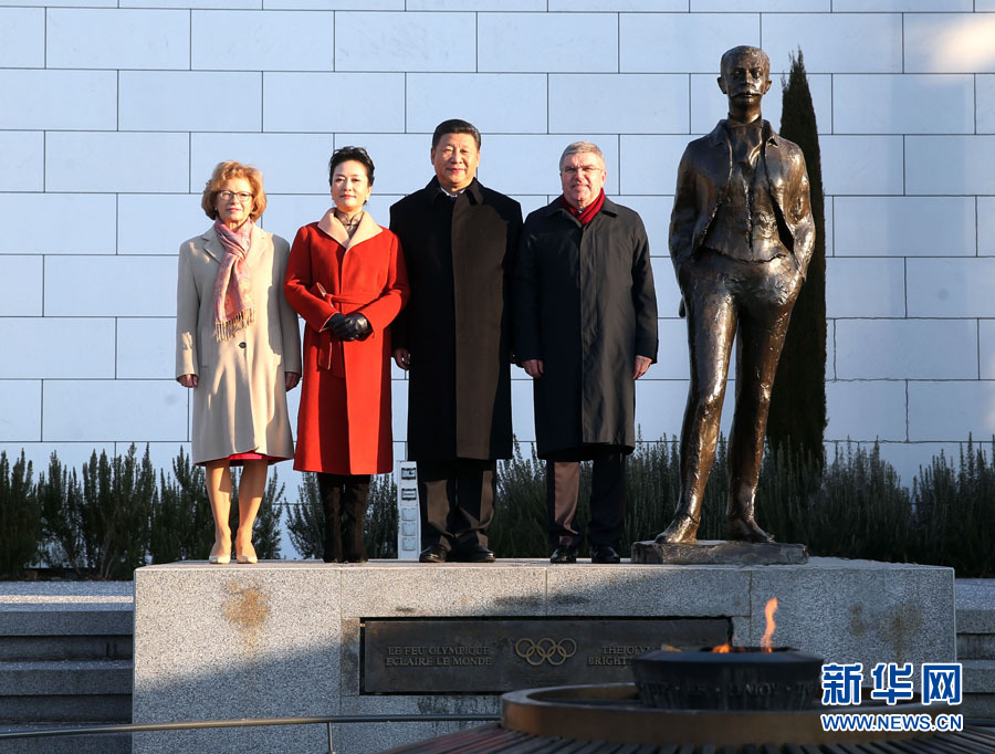 1月18日，國家主席習(xí)近平在瑞士洛桑國際奧林匹克博物館會見國際奧林匹克委員會主席巴赫。這是習(xí)近平和夫人彭麗媛與巴赫夫婦在現(xiàn)代奧林匹克運動發(fā)起人顧拜旦雕像前合影。新華社記者 姚大偉 攝