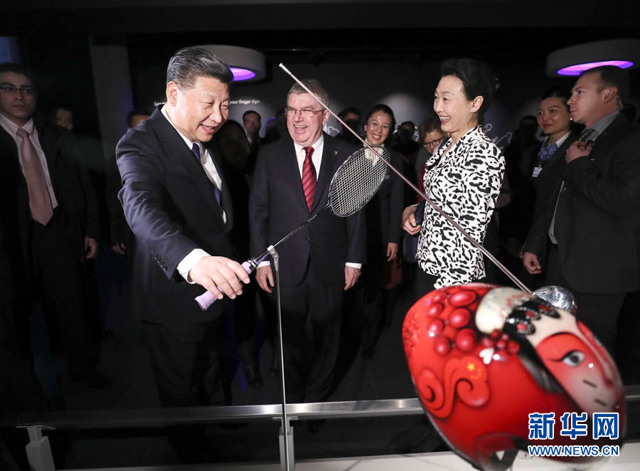 1月18日，國家主席習(xí)近平在瑞士洛桑國際奧林匹克博物館會見國際奧林匹克委員會主席巴赫。這是習(xí)近平在巴赫陪同下，參觀羽毛球世界冠軍李玲蔚用過的球拍。新華社記者 蘭紅光 攝