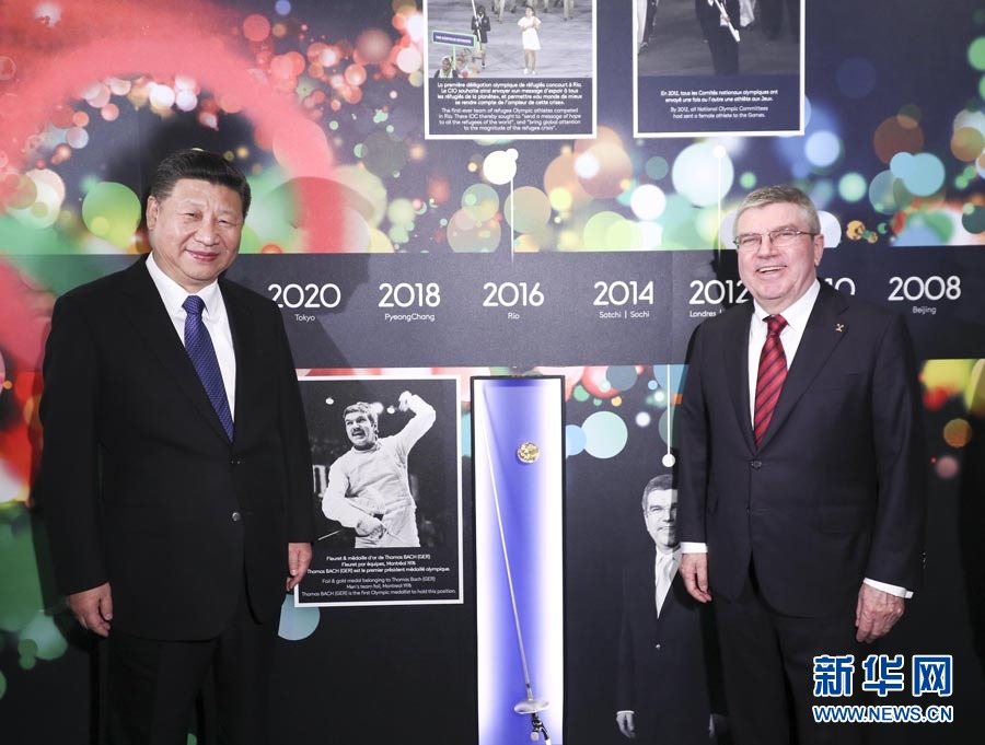1月18日，國家主席習(xí)近平在瑞士洛桑國際奧林匹克博物館會見國際奧林匹克委員會主席巴赫。這是習(xí)近平與巴赫在巴赫作為擊劍運動員參加奧運會的照片前合影。新華社記者 蘭紅光 攝