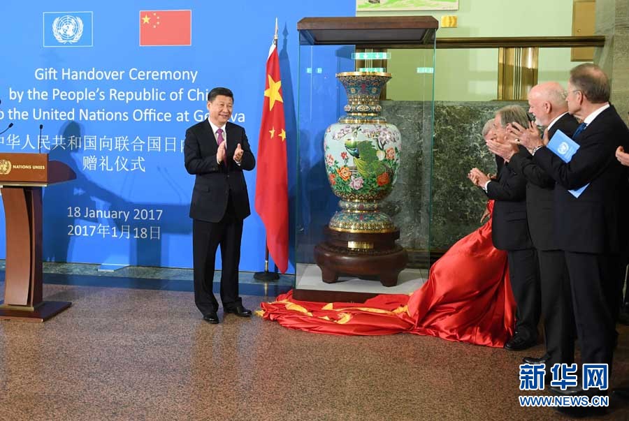 1月18日，國家主席習(xí)近平在瑞士日內(nèi)瓦萬國宮出席“共商共筑人類命運(yùn)共同體”高級(jí)別會(huì)議，并發(fā)表題為《共同構(gòu)建人類命運(yùn)共同體》的主旨演講。這是會(huì)議結(jié)束后，習(xí)近平出席中國向聯(lián)合國日內(nèi)瓦總部贈(zèng)禮儀式。新華社記者 張鐸 攝
