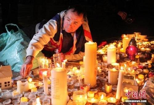 3月23日晚，倫敦民眾在市中心的特拉法加廣場(chǎng)舉行燭光集會(huì)，悼念此前一天發(fā)生在英國(guó)議會(huì)大廈附近的恐怖襲擊事件遇難者。 <a target='_blank' ><p  align=